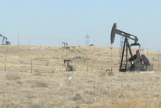 Oil fields near Bakersfield. Photo by Melanie Curry.