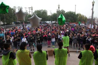Hundreds of Amigas Who Run participants gather at Mariachi Plaza for the event kick-off. Sahra Sulaiman/Streetsblog L.A.