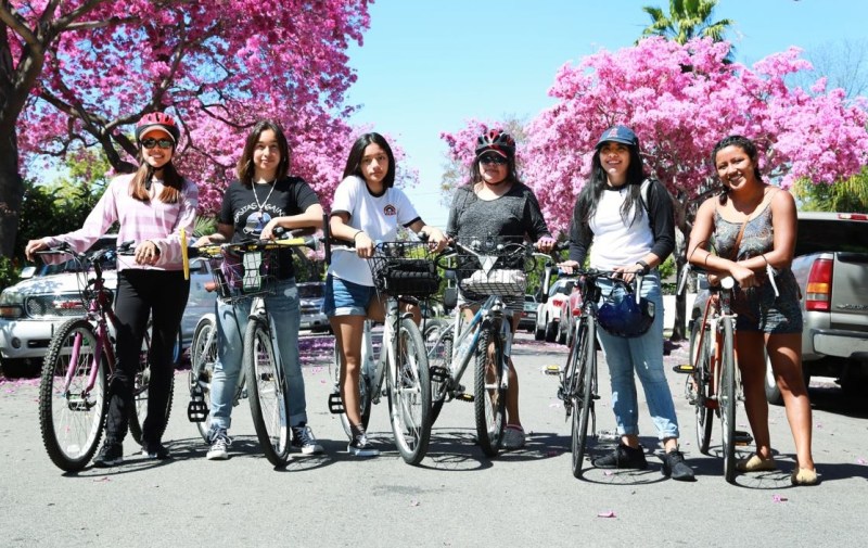 Saasy Mujeres Set Out on a Ride. Photo by Julie Leopo