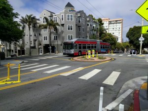 A 5 Fulton navigating the new traffic circle at McAllister and Steiner. Streetsblog/Rudick