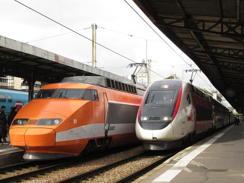 Old and new French high-speed trains in Paris. France wants people to use emissions-free trains rather than short-haul flights. Image: Wikimedia commons