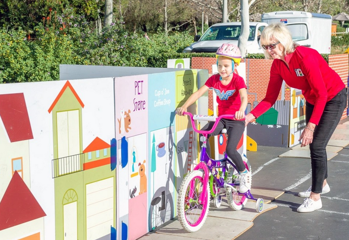 Patricia Hines teaching kids how to be safe in traffic. Image from SafeMoves