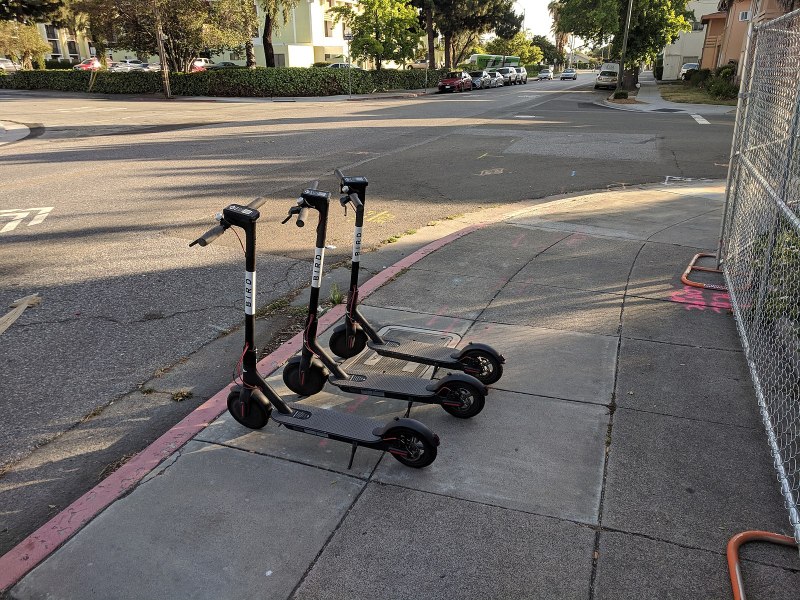 Image: Grendelkhan/Wikimedia: https://commons.wikimedia.org/wiki/File:Bird_scooters_on_the_sidewalk_in_San_Jose.jpg